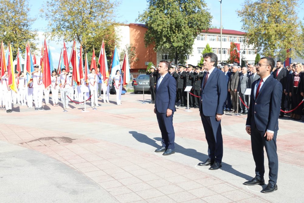 29 EKİM CUMHURİYET BAYRAMI ETKİNLİKLERİ ATATÜRK ANITINA ÇELENK SUNUMU İLE BAŞLADI