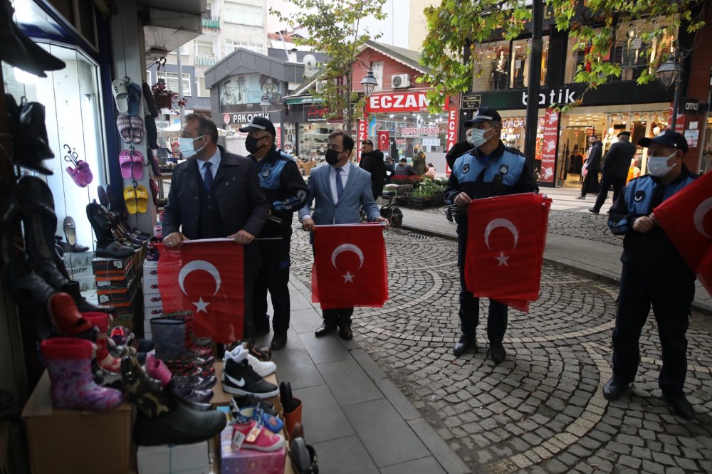 Beledi̇yemizden Esnaf Ve Vatandaşlara Türk Bayrağı