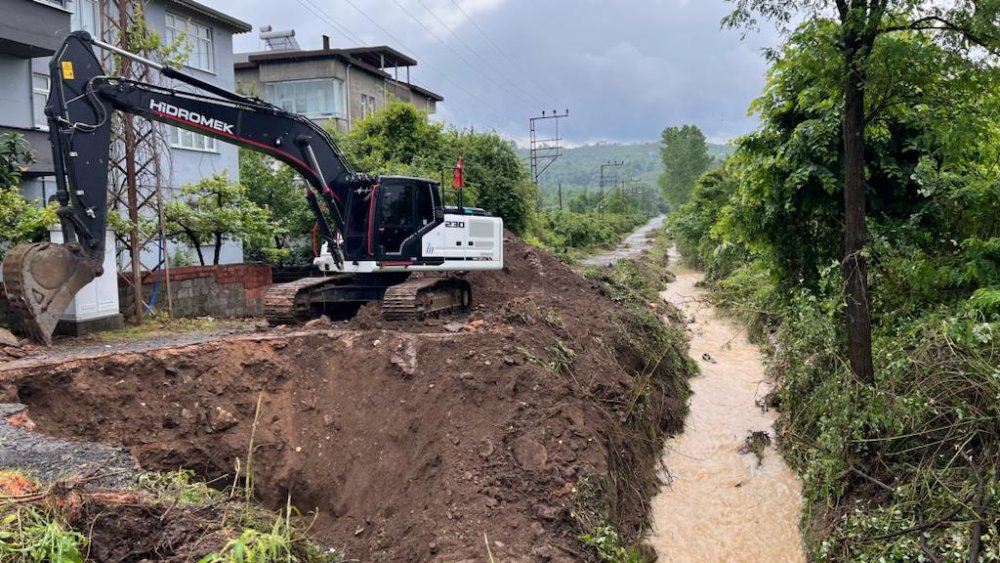 BELEDİYE EKİPLERİNDEN SU BASKINLARINA ANINDA MÜDAHALE