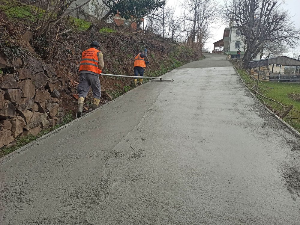 Bir Ayda 6 Km Beton Yol Yapıldı