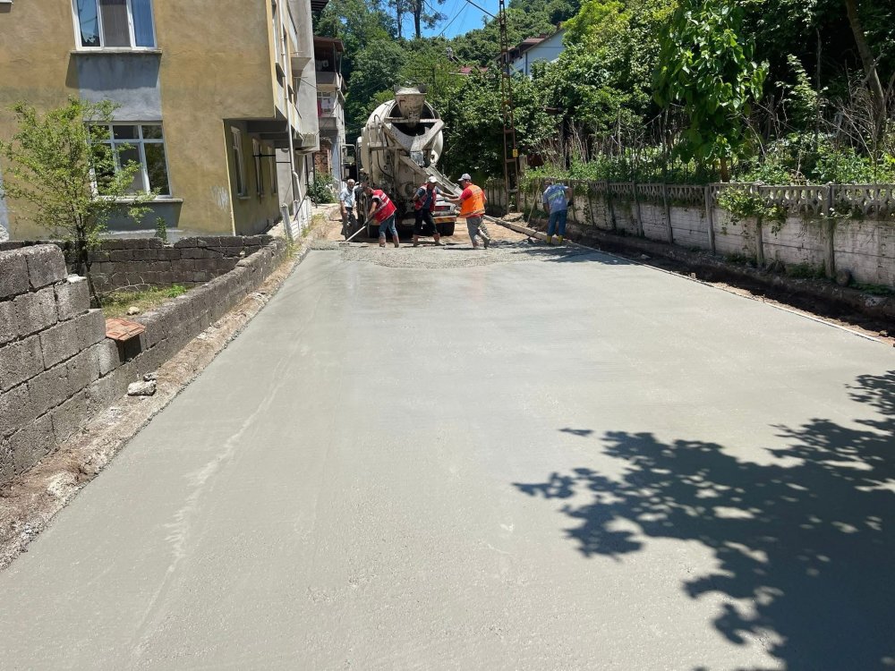 BOLAMAN MAHALLESİ’NDE BETON YOL ÇALIŞMALARI DEVAM EDİYOR