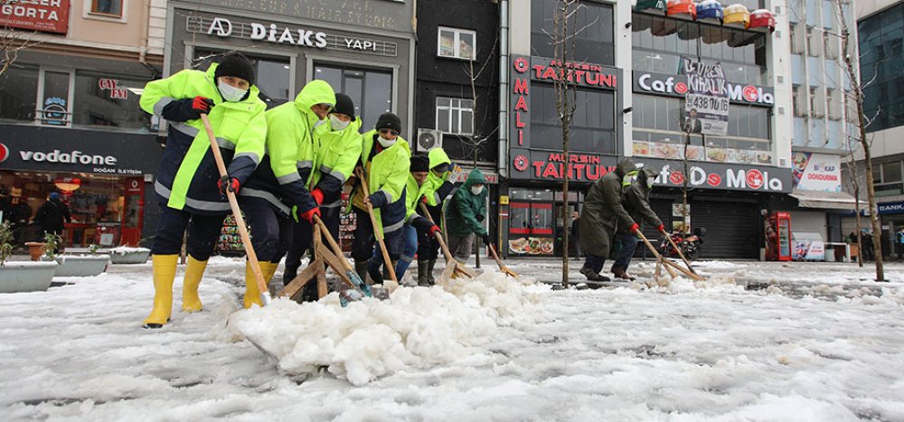 Cadde Ve Kaldırımlar Kardan Temizleniyor