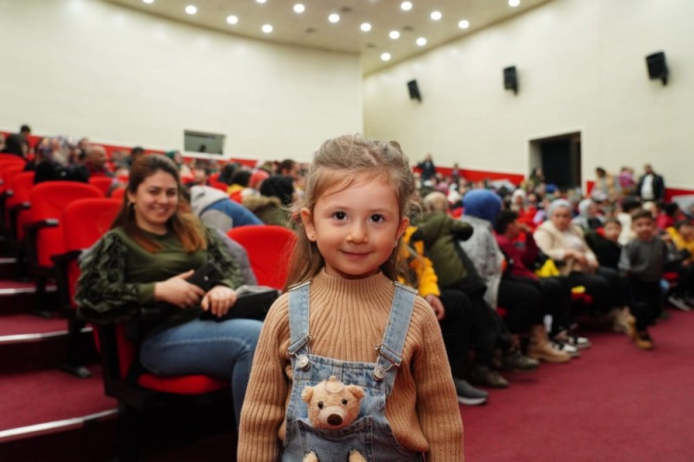 DEPREMZEDE ÇOCUKLAR RAFADAN TAYFA İLE EĞLENDİ