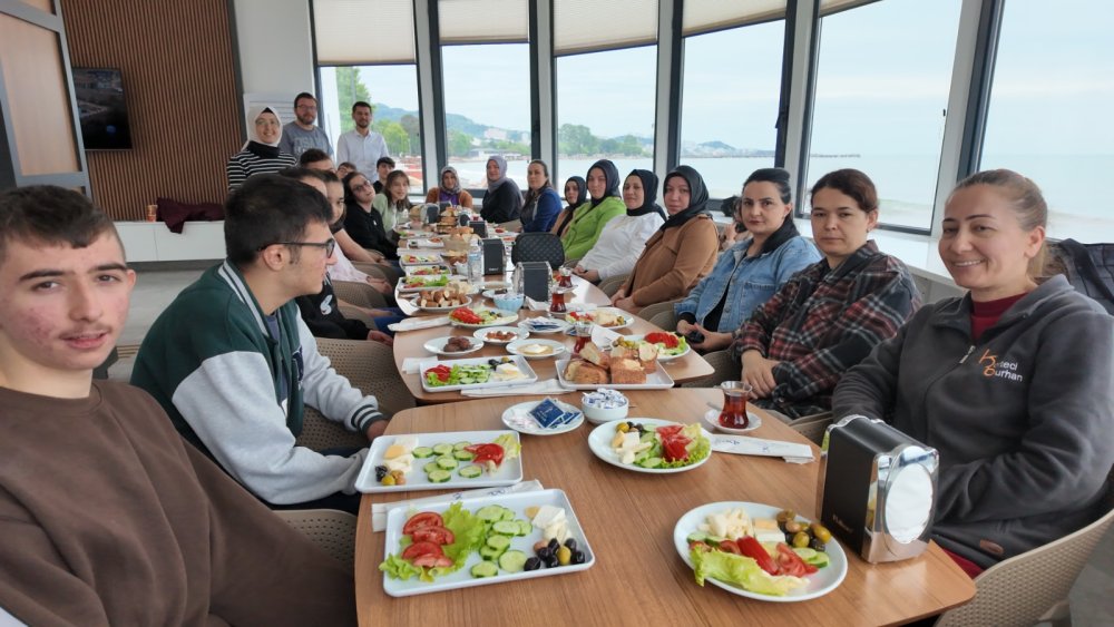 ENGELSİZ KAFEDE ÖZEL ÖĞRENCİLERDEN ANNELERİNE ÇOK ÖZEL KAHVALTI İKRAMI