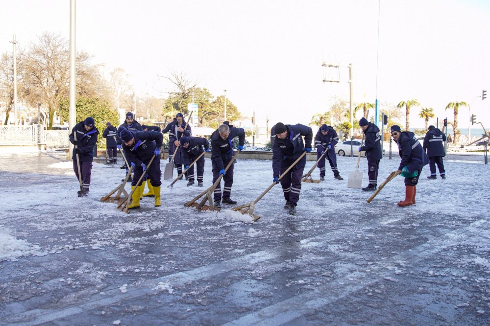 FATSA BELEDİYESİ EKİPLERİ BUZLANMAYA KARŞI 7/24 SAHADA