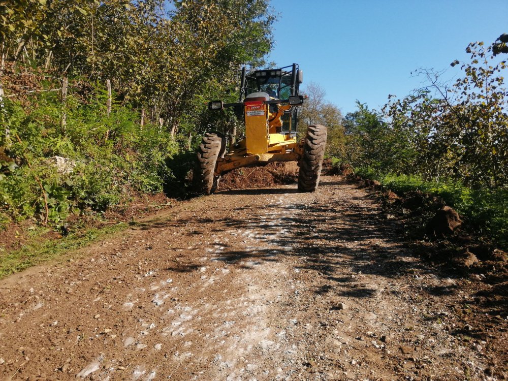 FATSA BELEDİYESİ'NDEN KARŞIYAKA MAHALLESİNE YOL REGLAJ VE ÇAKILLAMA ÇALIŞMASI