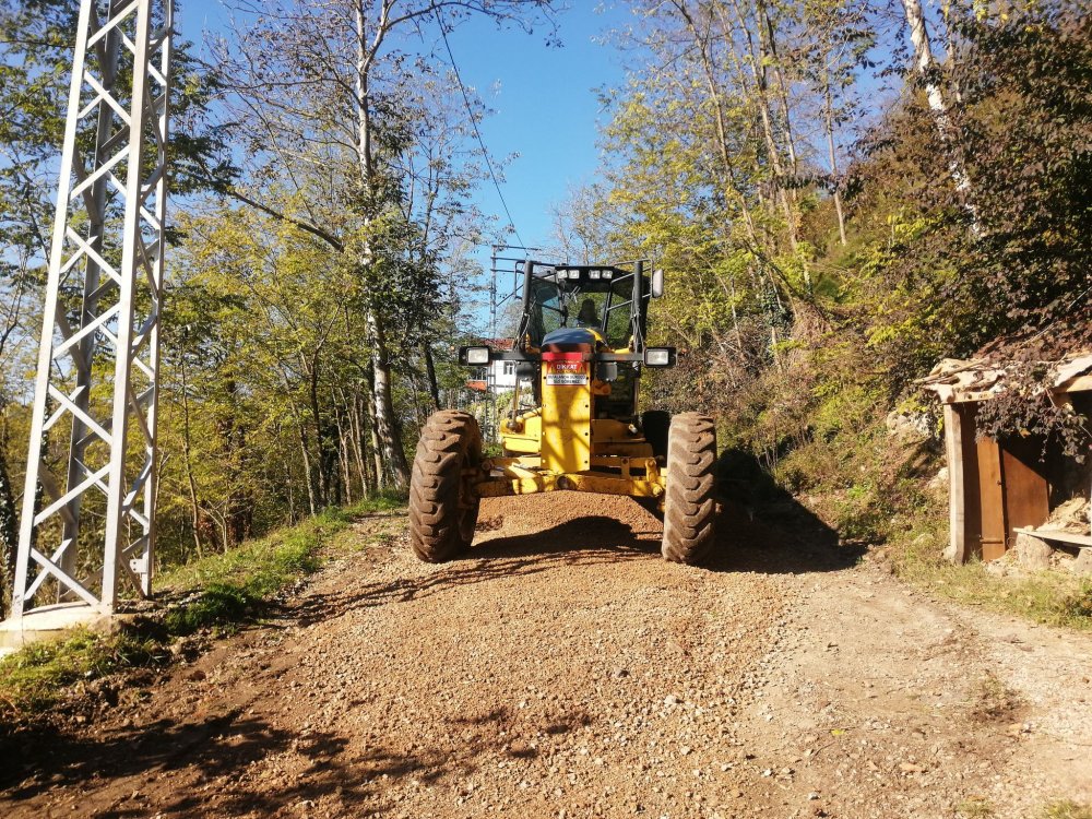 FATSA BELEDİYESİ'NDEN KÜÇÜKKOÇ MAHALLESİNE YOL REGLAJ VE ÇAKILLAMA ÇALIŞMASI