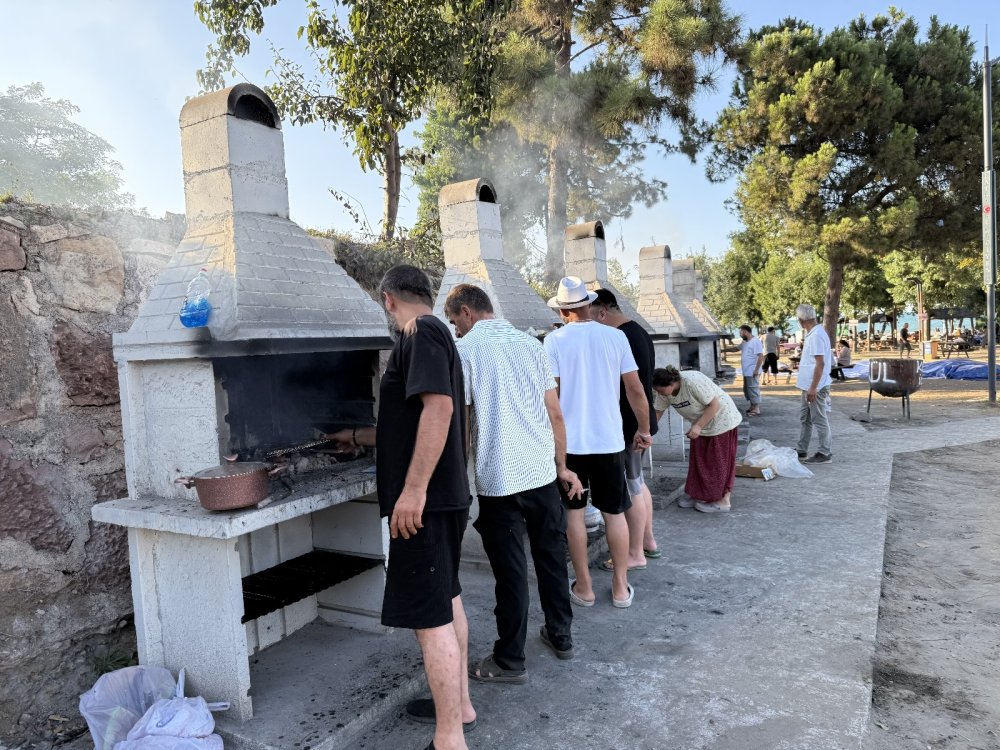 FATSA BELEDİYESİ’NDEN UZUNKUM PLAJI’NA 9 YENİ BARBÜKÜ ÜNİTESİ