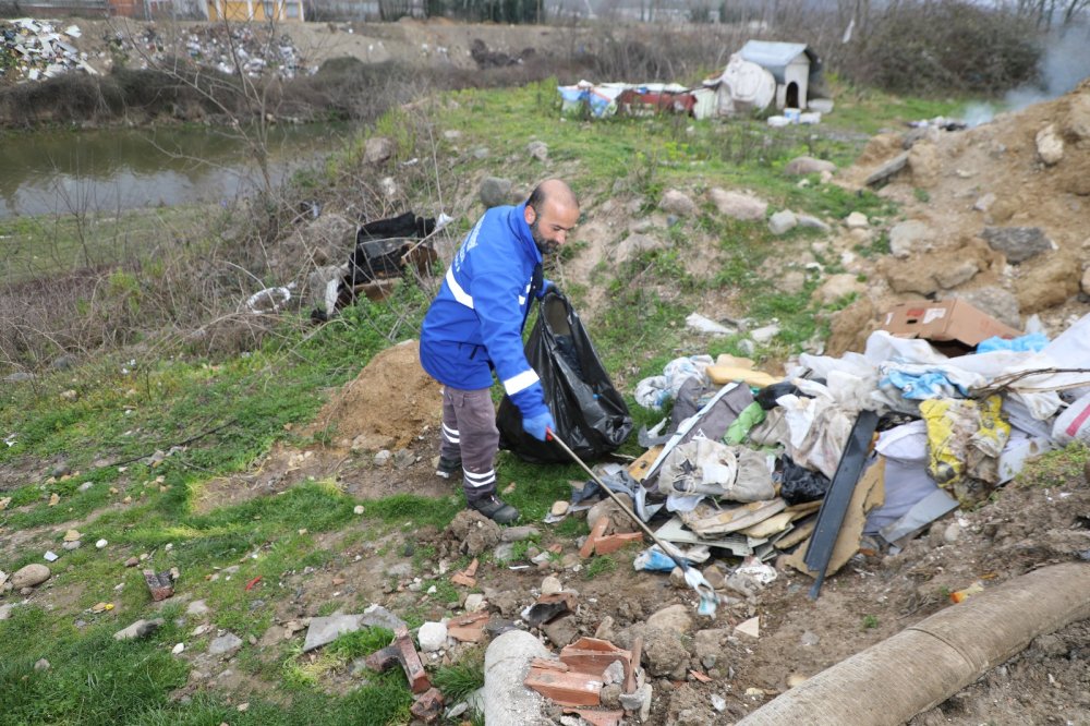 FATSA BELEDİYESİ, TAŞLICA MAHALLESİ ASMA KÖPRÜ MEVKİNDE TEMİZLİK ÇALIŞMASI GERÇEKLEŞTİRDİ