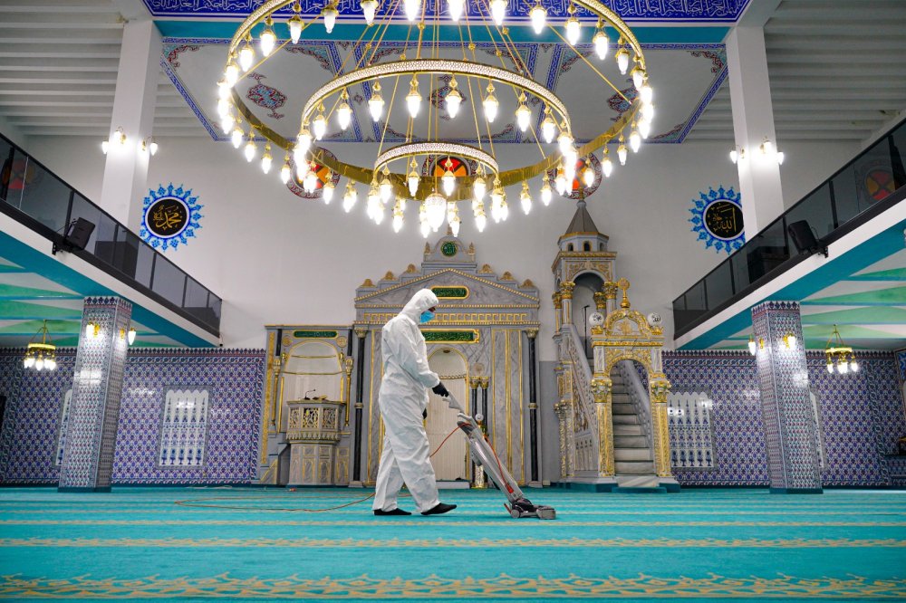 FATSA’DA CAMİLER RAMAZAN’A GÜL KOKUSUYLA HAZIRLANDI