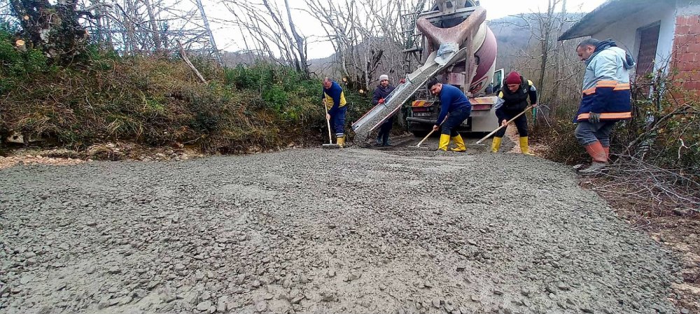 FATSA’DA KIRSAL MAHALLELERDE BETON YOL ÇALIŞMALARI SÜRÜYOR