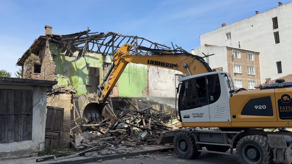 FATSA’DA METRUK BİNA YIKIMLARI DEVAM EDİYOR