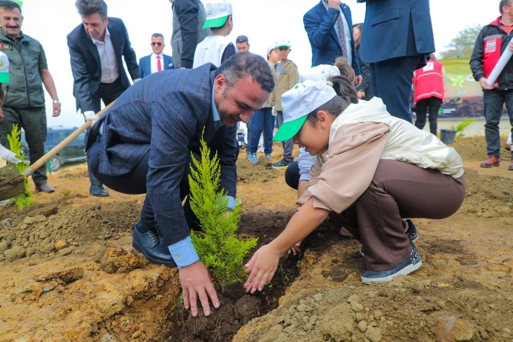 FATSA’DA MİLLİ AĞAÇLANDIRMA GÜNÜ’NDE FİDANLAR TOPRAKLA BULUŞTU