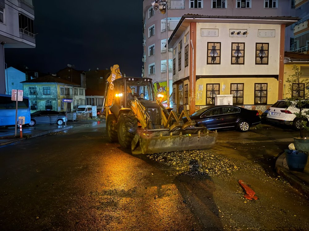 FATSA’DA SAĞANAK SONRASI EKİPLER GECE BOYU SAHADAYDI