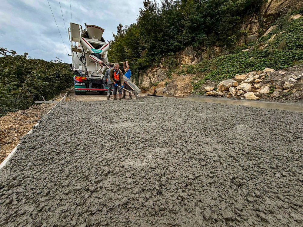 FATSA’DA SON 1 AYDA 2 BİN 350 METRE BETON YOL YAPILDI