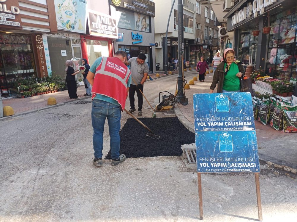 FATSA’DA YOL BAKIM VE ONARIM ÇALIŞMALARI DEVAM EDİYOR