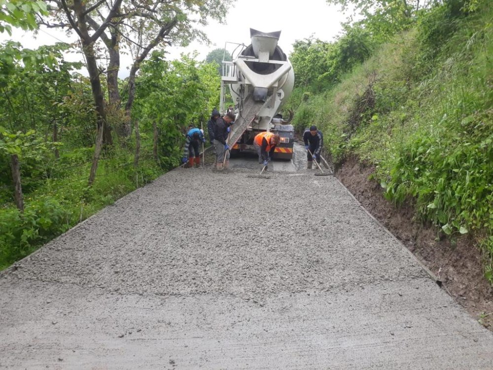 FATSA KIRSALINDA KONFORLU BETON YOL ÇALIŞMALARI HIZ KESMİYOR