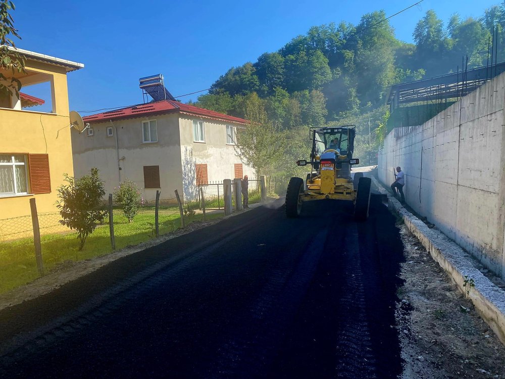 FATSA’NIN KIRSAL BÖLGELERİNDE YOLLAR DAHA GÜVENLİ HALE GETİRİLİYOR