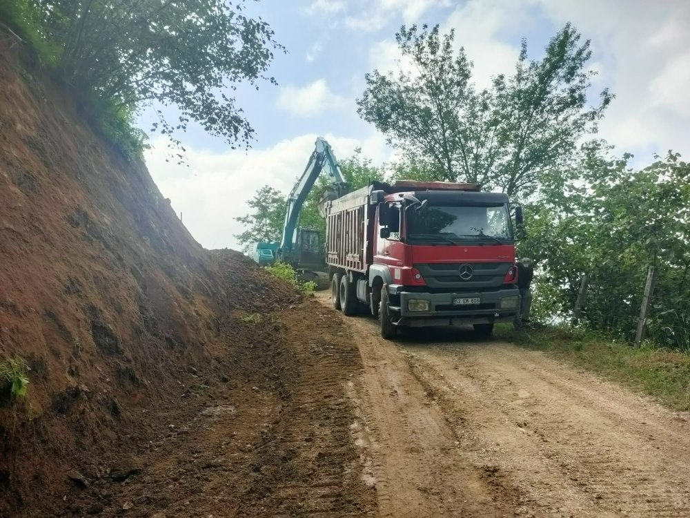 FATSA’NIN KIRSAL MAHALLE YOLLARINDA İYİLEŞTİRME ATAĞI