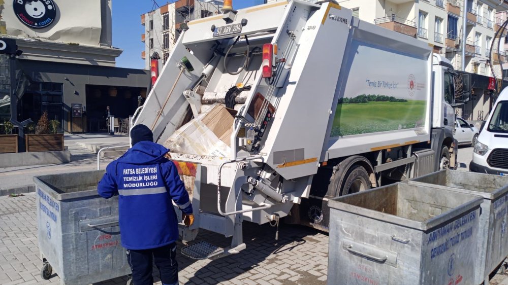 FATSA’NIN TEMİZLİK EKİBİ DEPREM BÖLGESİNDE DESTEĞE DEVAM EDİYOR