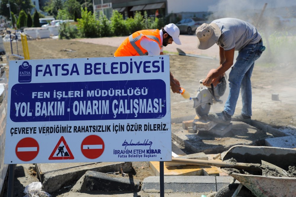 FATSA SAHİLİNDE MODERN KALDIRIM ÇALIŞMALARI HIZ KESMEDEN SÜRÜYOR