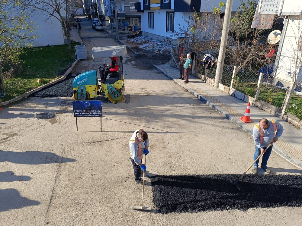 FEN İŞLERİ MÜDÜRLÜĞÜ YENİ YILDA DA ASFALT TAMİRİ ÇALIŞMALARINI SÜRDÜRÜYOR