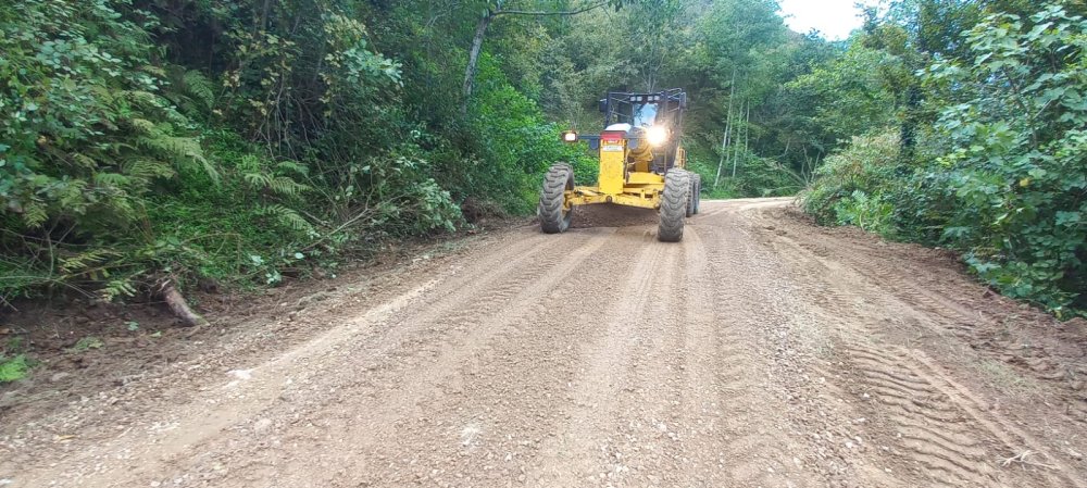 ILICA MAHALLESİNDE YOL ÇAKILLAMA VE REGLAJ ÇALIŞMASI