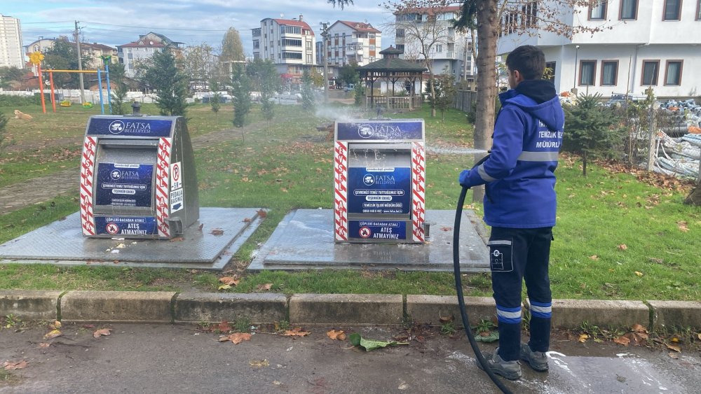 İSTENMEYEN KOKULARIN OLUŞMAMASI İÇİN KONTEYNERLER DÜZENLİ OLARAK TEMİZLENİYOR