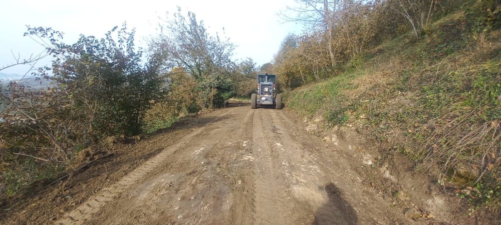 KAVRAZ MAHALLESİNDE YOL REGLAJ ÇALIŞMASI