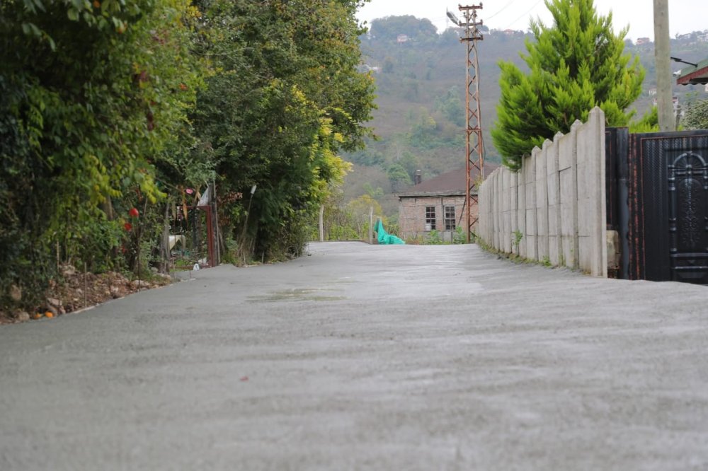 KILIÇLI MAHALLESİ’NDE BETON YOL ÇALIŞMASI TAMAMLANMAK ÜZERE
