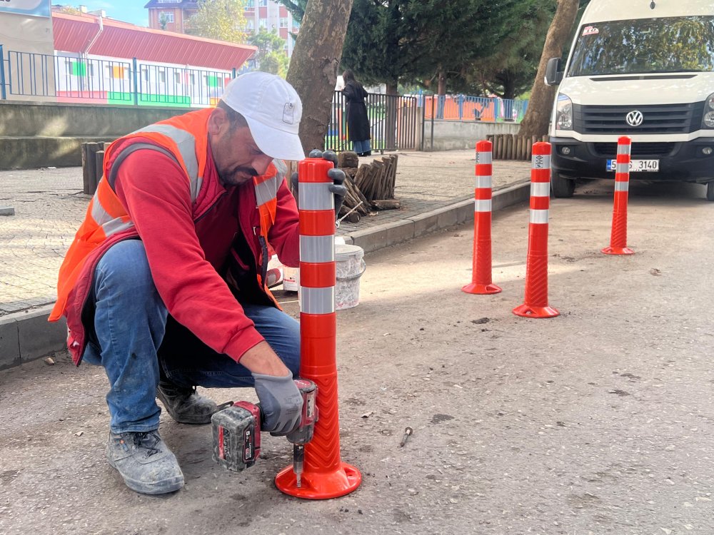 KONTEYNER ÖNÜNE PARK EDEN SÜRÜCÜLER ÇÖPLERİN ALINMASINA ENGEL OLUYOR