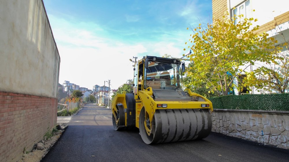 KURTULUŞ MAHALLESİ’NDE 50 YILLIK SORUN ÇÖZÜLDÜ: 3 KİLOMETRELİK SICAK ASFALT TAMAMLANDI