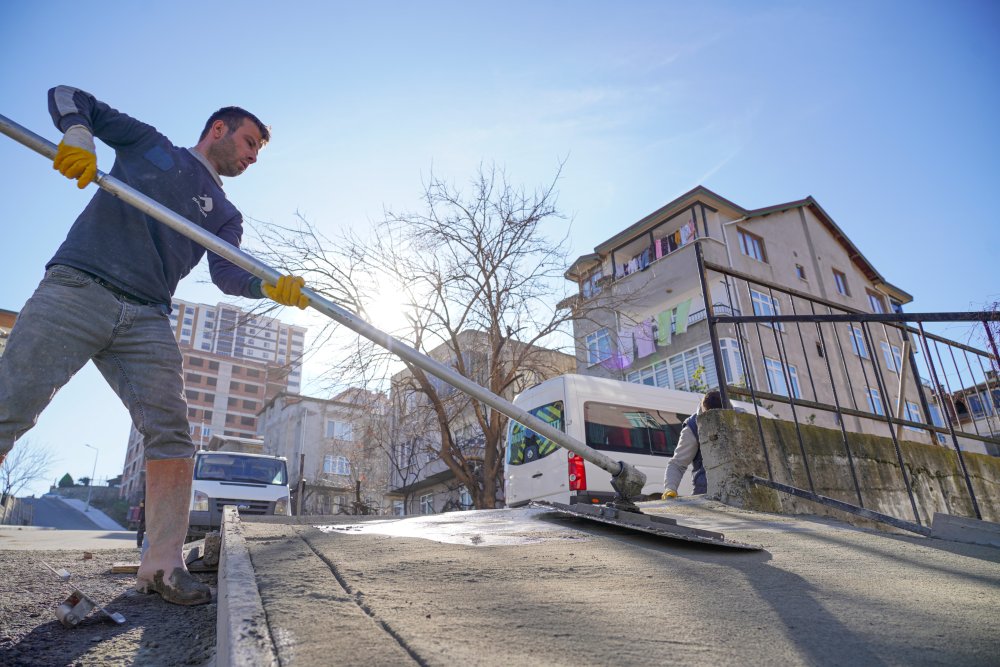 KURTULUŞ MAHALLESİ’NDE KALDIRIM ÇALIŞMALARI DEVAM EDİYOR