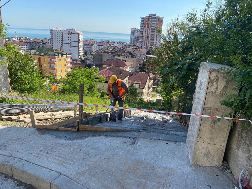 SAKARYA MAHALLESİ’NDE YAYA ULAŞIMINA KOLAYLIK SAĞLAYACAK MERDİVEN ÇALIŞMASI