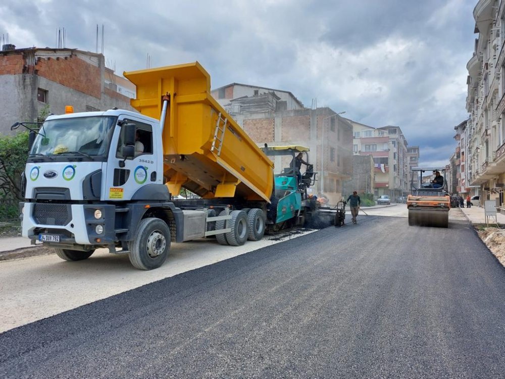 Sevgi̇ Caddesi̇nde Sıcak Asfalt Çalışmalarının Son Etabı Tamamlandı