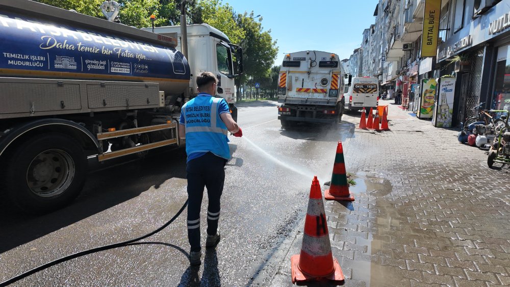 TEMİZLİK EKİPLERİNDEN KARAYOLU GÜZERGAHINDA DETAYLI TEMİZLİK