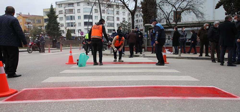 Trafikte Yaya Önceliği İçin ‘kırmızı Şerit’ Çekildi