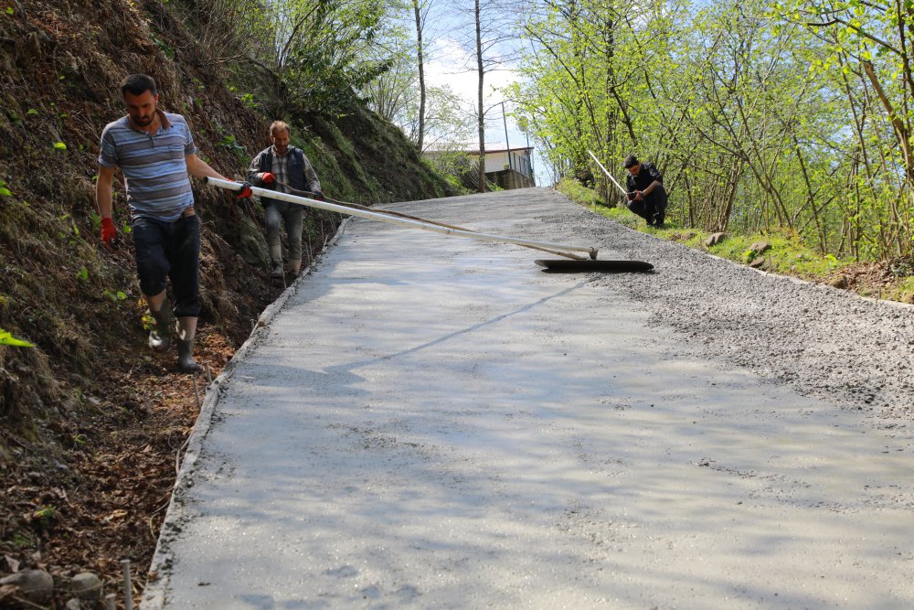 UZUNDERE MAHALLESİ KONFORLU BETON YOLA KAVUŞTU